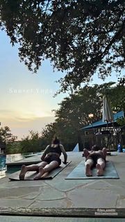 Odette Annable feet photo thumbnail