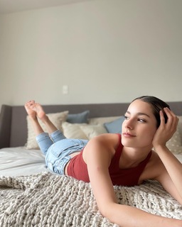 Oka Giner feet photo 5