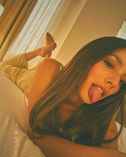 Oka Giner feet photo 1