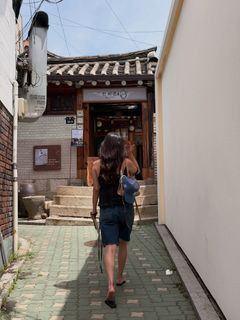 Oka Giner feet photo 3