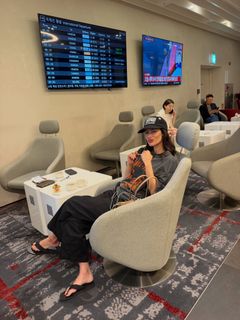 Oka Giner feet photo 2