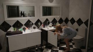 Oksana Akinshina feet photo thumbnail