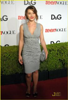 Olesya Rulin feet photo thumbnail