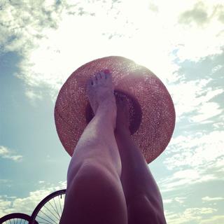 Olesya Rulin feet photo thumbnail