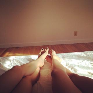 Olesya Rulin feet photo thumbnail