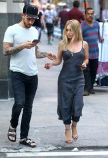 Olesya Rulin feet photo thumbnail