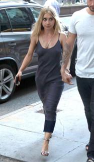 Olesya Rulin feet photo thumbnail