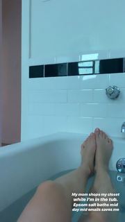 Olesya Rulin feet photo thumbnail