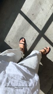 Olesya Rulin feet photo thumbnail