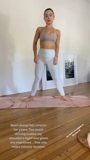 Olesya Rulin feet photo thumbnail