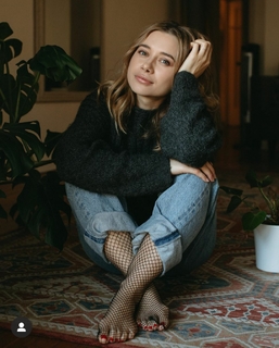 Olesya Rulin feet photo thumbnail