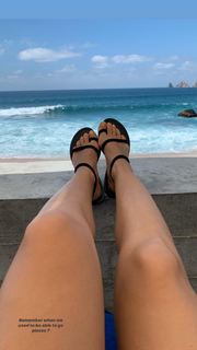 Olesya Rulin feet photo thumbnail