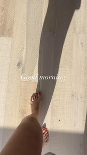 Olesya Rulin feet photo thumbnail