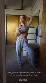 Olesya Rulin feet photo thumbnail