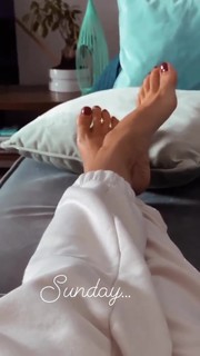 Olga Kalicka feet photo thumbnail