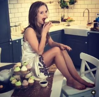 Olga Kalicka feet photo thumbnail