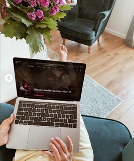 Olga Kalicka feet photo thumbnail