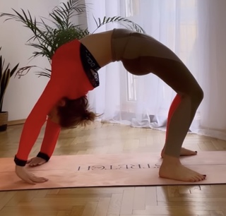 Olga Kalicka feet photo thumbnail