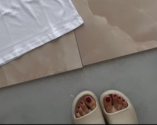 Olga Kalicka feet photo thumbnail