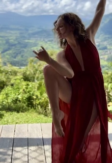 Olga Kalicka feet photo thumbnail