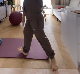 Olga Kalicka feet photo thumbnail