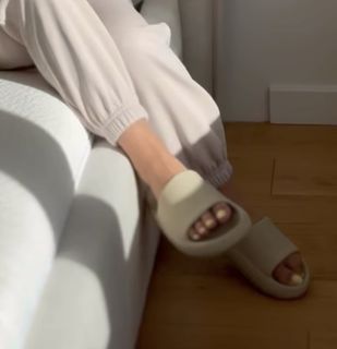 Olga Kalicka feet photo thumbnail