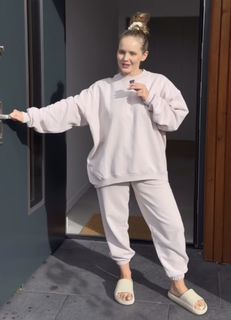 Olga Kalicka feet photo thumbnail