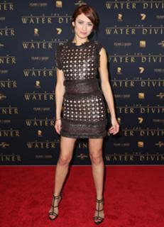 Olga Kurylenko feet photo thumbnail