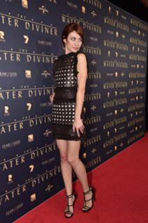Olga Kurylenko feet photo thumbnail