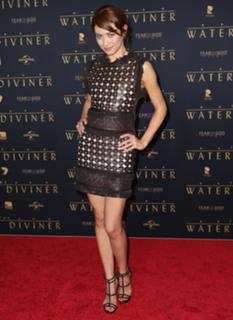 Olga Kurylenko feet photo thumbnail