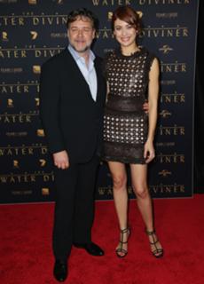Olga Kurylenko feet photo thumbnail