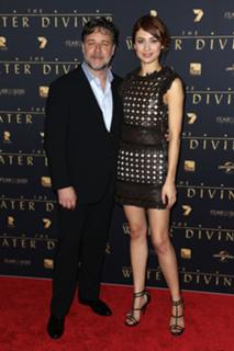 Olga Kurylenko feet photo thumbnail