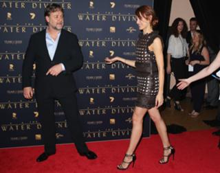 Olga Kurylenko feet photo thumbnail