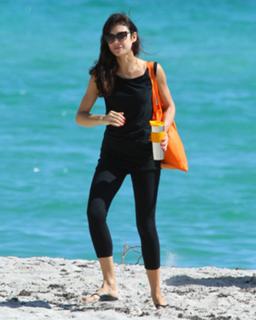 Olga Kurylenko feet photo thumbnail