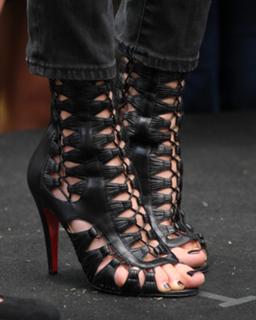 Olga Kurylenko feet photo thumbnail