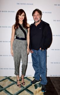 Olga Kurylenko feet photo thumbnail