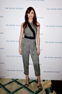 Olga Kurylenko feet photo thumbnail