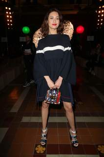 Olga Kurylenko feet photo thumbnail
