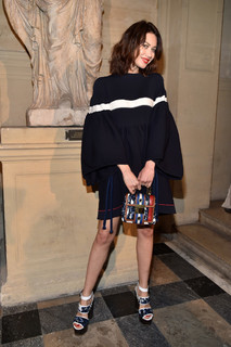 Olga Kurylenko feet photo thumbnail