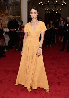 Olga Kurylenko feet photo thumbnail