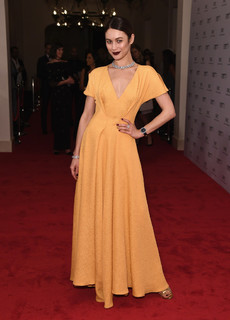 Olga Kurylenko feet photo thumbnail