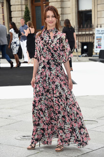 Olga Kurylenko feet photo thumbnail