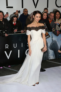 Olga Kurylenko feet photo thumbnail