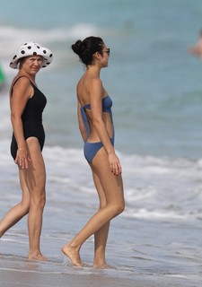 Olga Kurylenko feet photo thumbnail