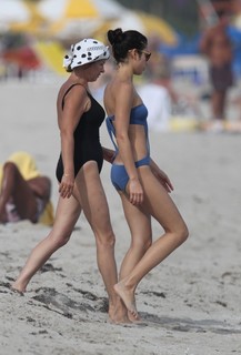 Olga Kurylenko feet photo thumbnail