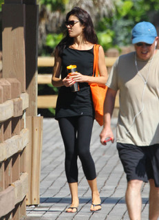 Olga Kurylenko feet photo thumbnail