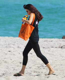 Olga Kurylenko feet photo thumbnail