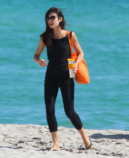 Olga Kurylenko feet photo thumbnail