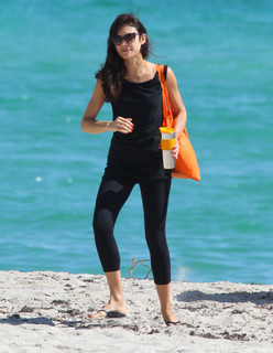 Olga Kurylenko feet photo thumbnail