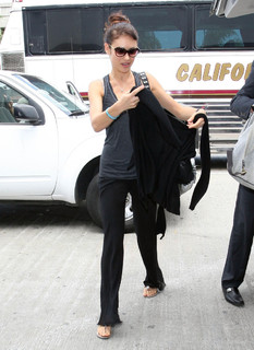 Olga Kurylenko feet photo thumbnail